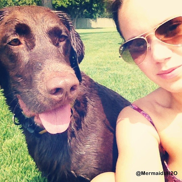 Allie Bertram y su perro Charles