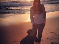 Allie Bertram y su perro Charles
