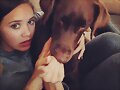 Allie Bertram y su perro Charles