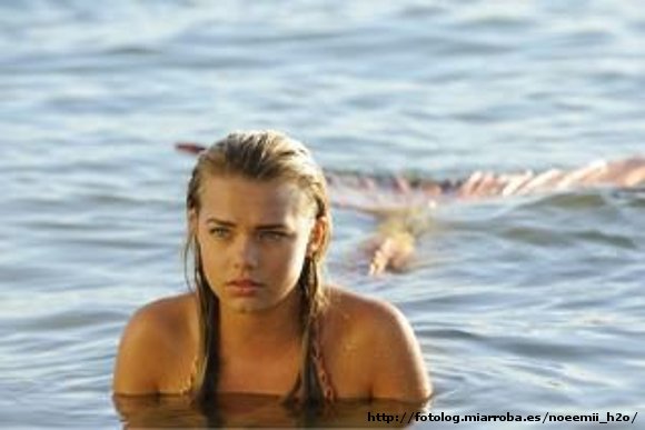 Bella Hartley en el agua