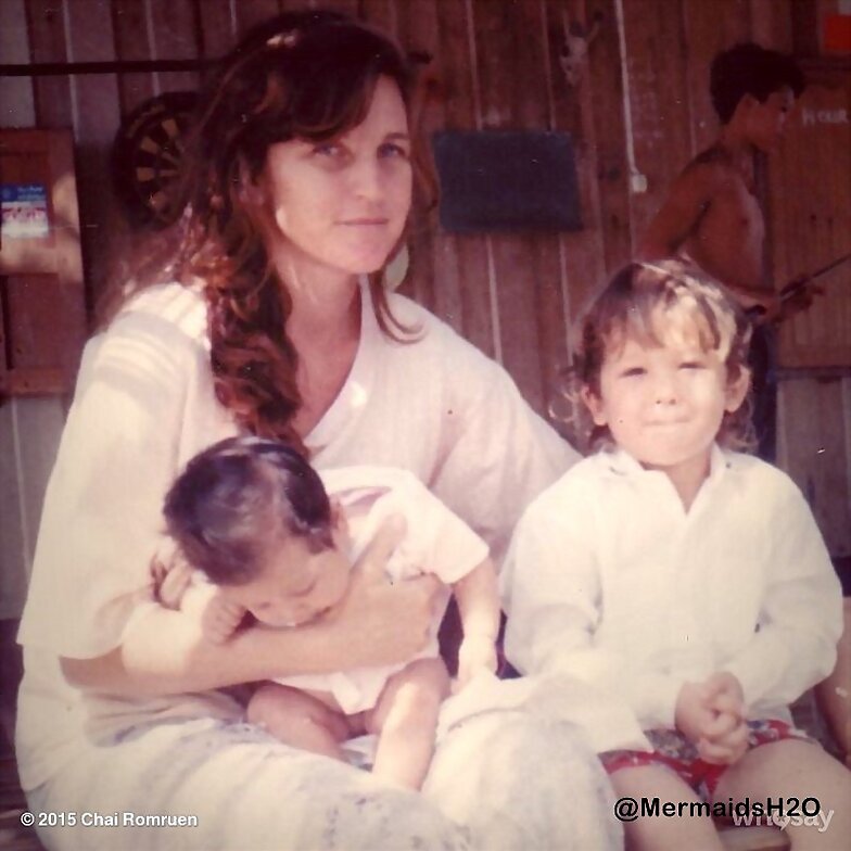 Chai Romruen con su madre de pequeño