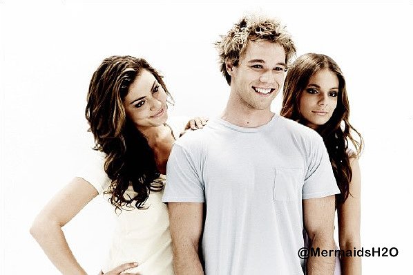 Phoebe Tonkin, Lincoln Lewis & Caitlin Stasey