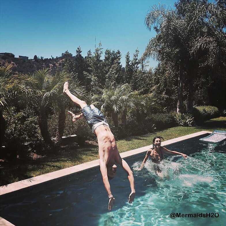 Phoebe Tonkin con amigos