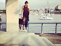 Allie Bertram y su perro Charles