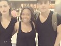 Phoebe Tonkin y su novio Paul Wesley con una fan