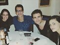 Phoebe Tonkin y su novio Paul Wesley con amigos