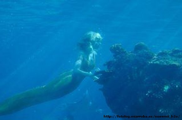 Bella Hartley nadando por el mar