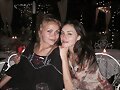 Phoebe Tonkin y la hermana de su novio Paul Wesley