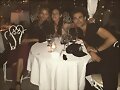 Phoebe Tonkin con su novio Paul Wesley y hermana