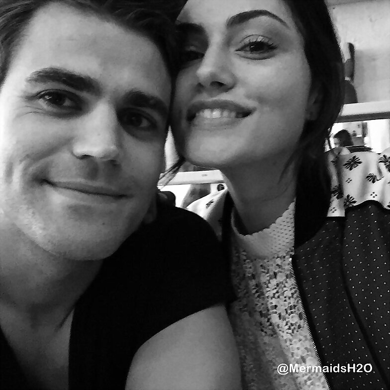 Phoebe Tonkin con su novio Paul Wesley