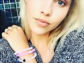 Claire Holt con el Lokai bracelet