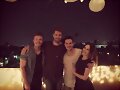 Luke Mitchell con su esposa Rebecca Breeds