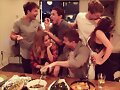 Luke Mitchell con su esposa Rebecca Breeds