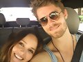 Luke Mitchell con su esposa Rebecca Breeds