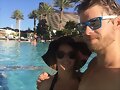 Luke Mitchell con su esposa Rebecca Breeds