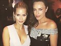 Claire Holt con su amiga Jessica McNamee