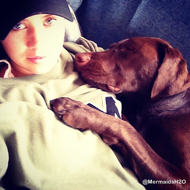 Allie Bertram y su perro Charles