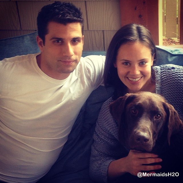 Allie Bertram con su novio y perro Charles