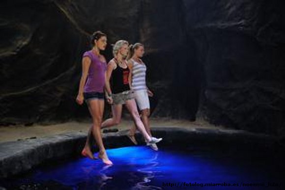 Las chicas tirándose al pozo de la luna