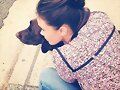 Allie Bertram y su perro Charles