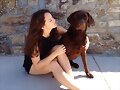 Allie Bertram y su perro Charles