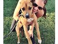 Allie Bertram y su perro Charles