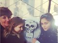 Phoebe Tonkin peque&ntilde;a con su hermana Abby y madre