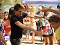 Zane pele&aacute;ndose con Will en la fiesta