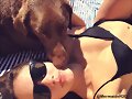 Allie Bertram y su perro Charles