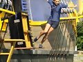 Cleo cay&eacute;ndose al agua