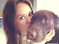 Allie Bertram y su perro Charles