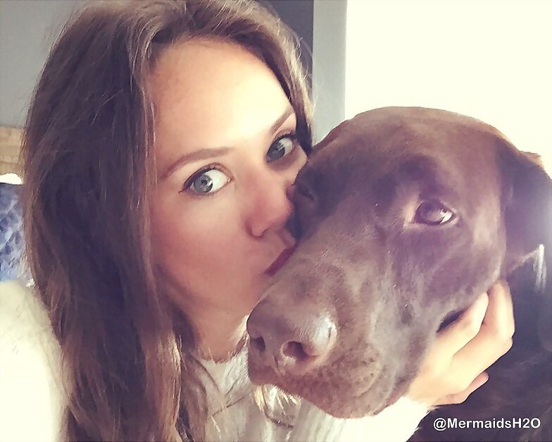 Allie Bertram y su perro Charles