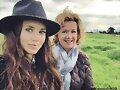 Allie Bertram con su madre