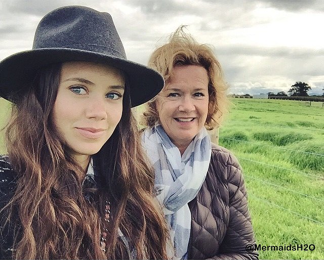 Allie Bertram con su madre