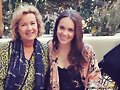 Allie Bertram con su madre