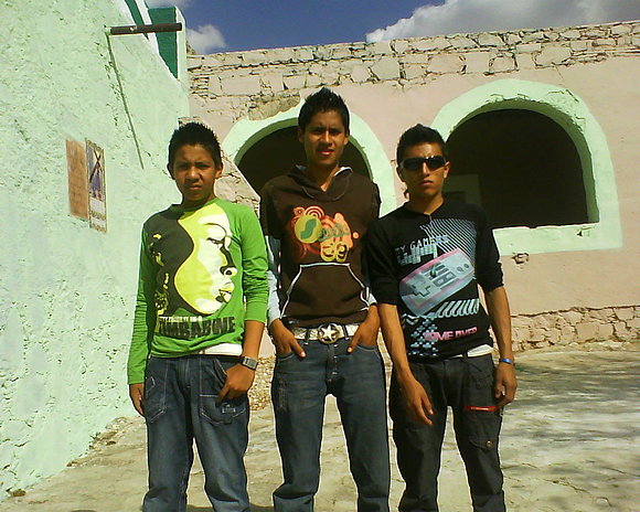 zinhue,zu hermanO y un qoladhO