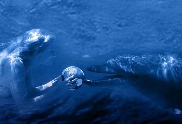 Rikki con un delfin