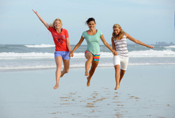 Las tres chicas saltando en la playa!!