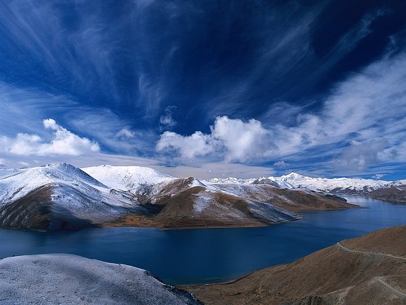 Paisaje de montaña en azul