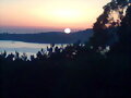 un atardecer sobre el mar.