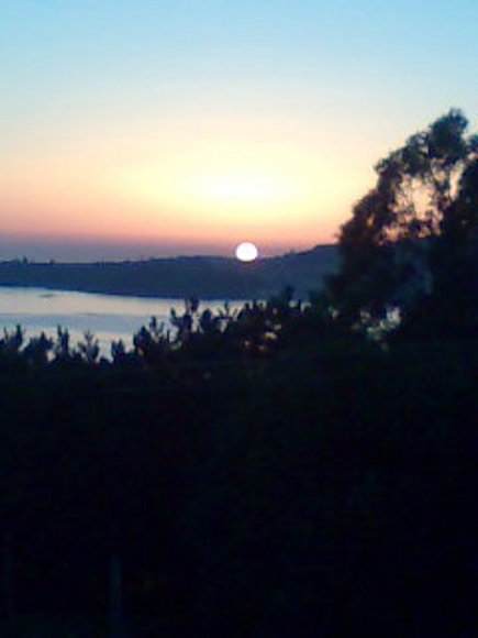 un atardecer sobre el mar.