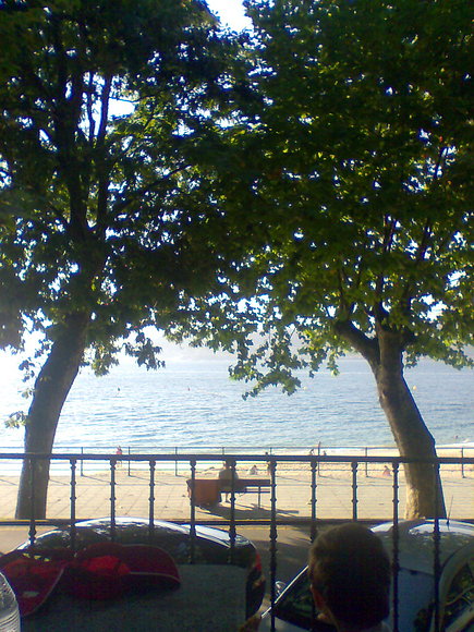 Tarde de paseo  junto a la playa.