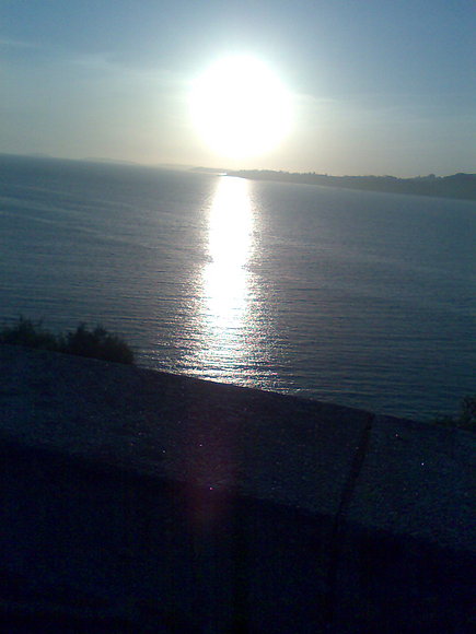 El sol bañando la ria de pontevedra.