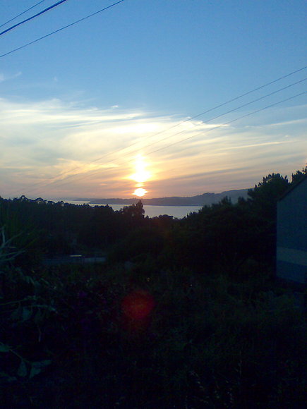 Un reflejo hecho por el sol.