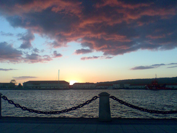 Se ilumina el cielo con grises y rojos