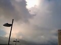 Se asoman las nubes mas feas, por el este.