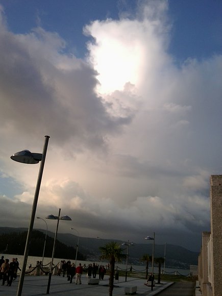 Se asoman las nubes mas feas, por el este.