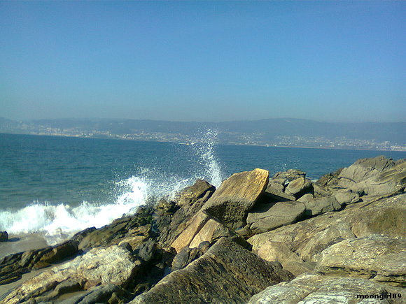 Unas horas despues, el mar comienza a encresparse.