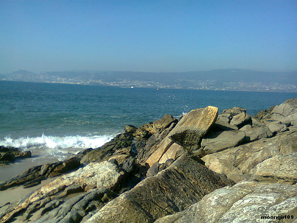 Una visión a través de las rocas.