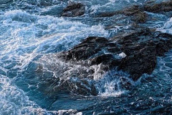 El mar contra las rocas.